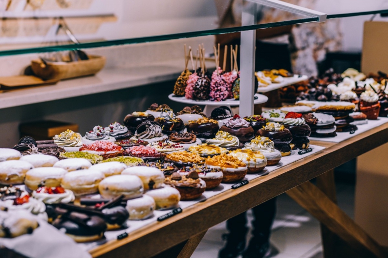 vitrine-RAMATUELLE-min_shop_dessert_pastry_bakery_counter-184398